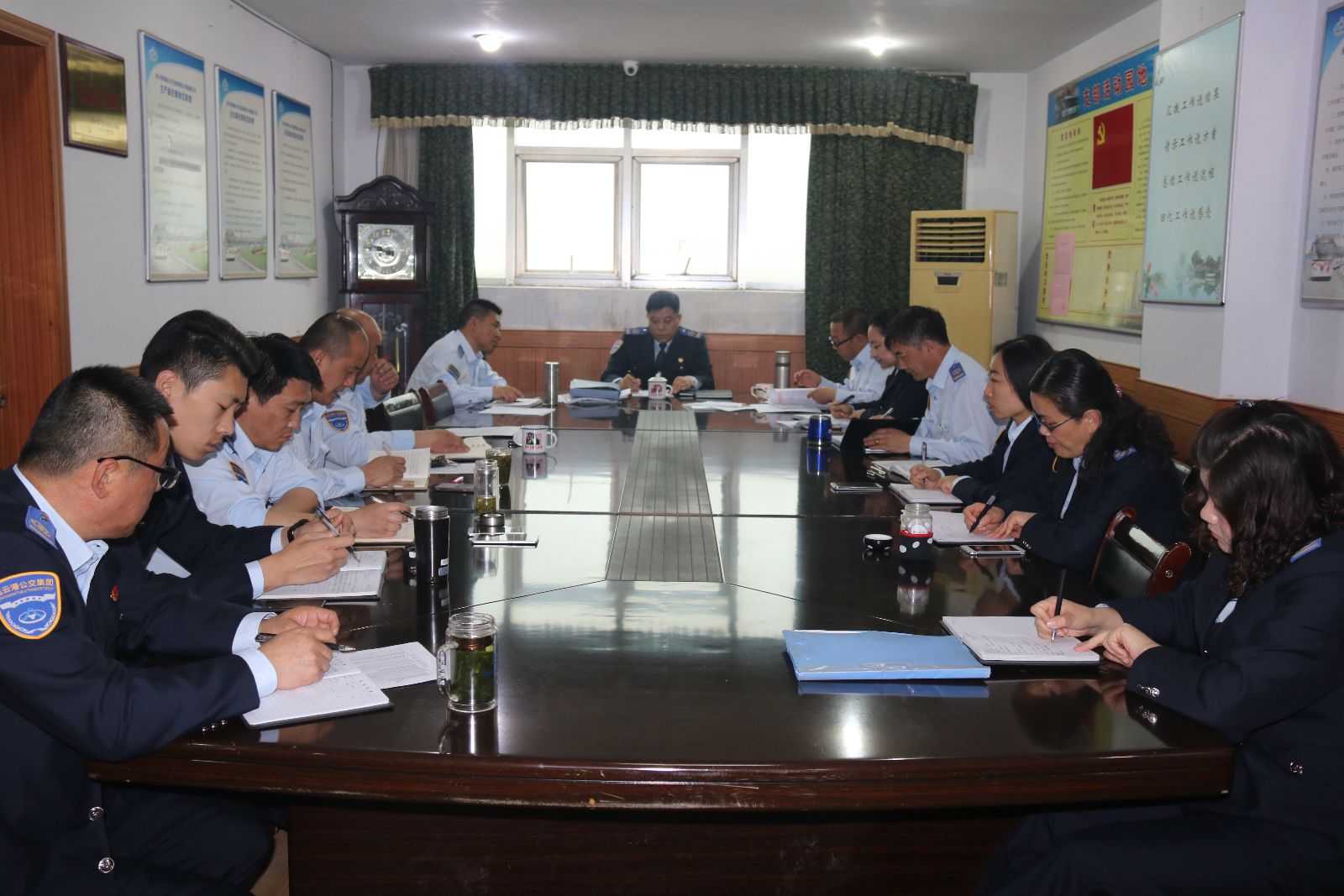公交新浦公司召開(kāi)“文明線(xiàn)檢查考核實(shí)施方案”工作部署會(huì )