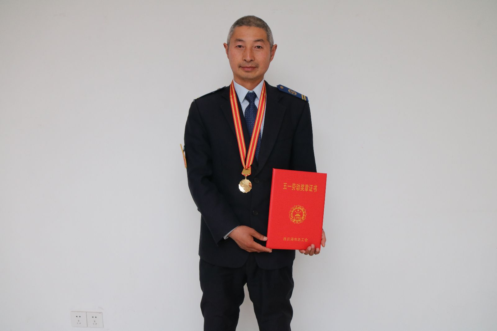 公交集團駕駛員劉明榮獲連云港市五一勞動(dòng)獎?wù)?/></a></em>
        <div>
        <span><a href=