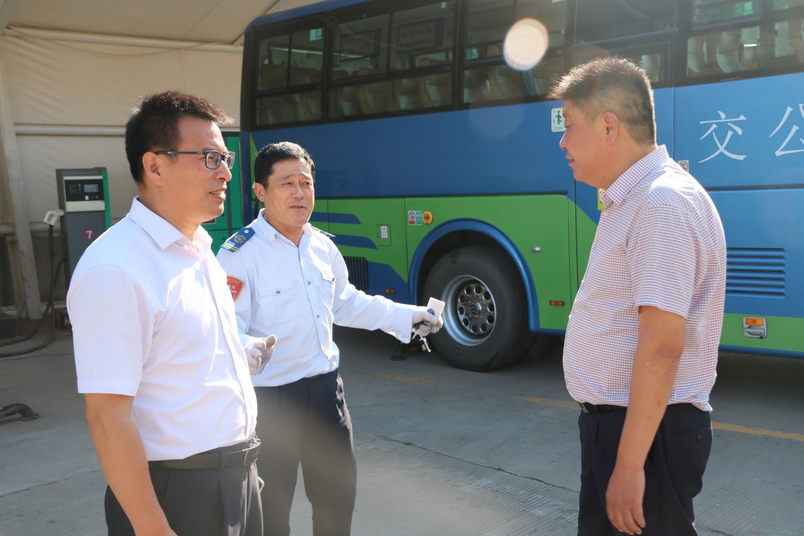 公交集團領(lǐng)導班子上路上線(xiàn)開(kāi)展創(chuàng  )文專(zhuān)項檢查