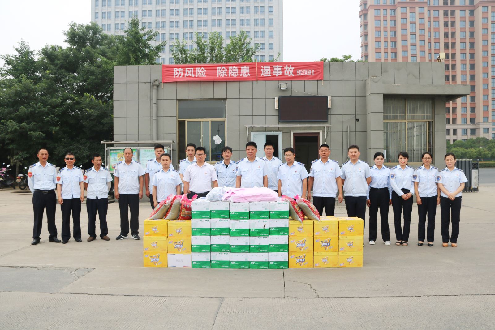 公交集團領(lǐng)導班子“夏送清涼” 走訪(fǎng)慰問(wèn)一線(xiàn)公交職工