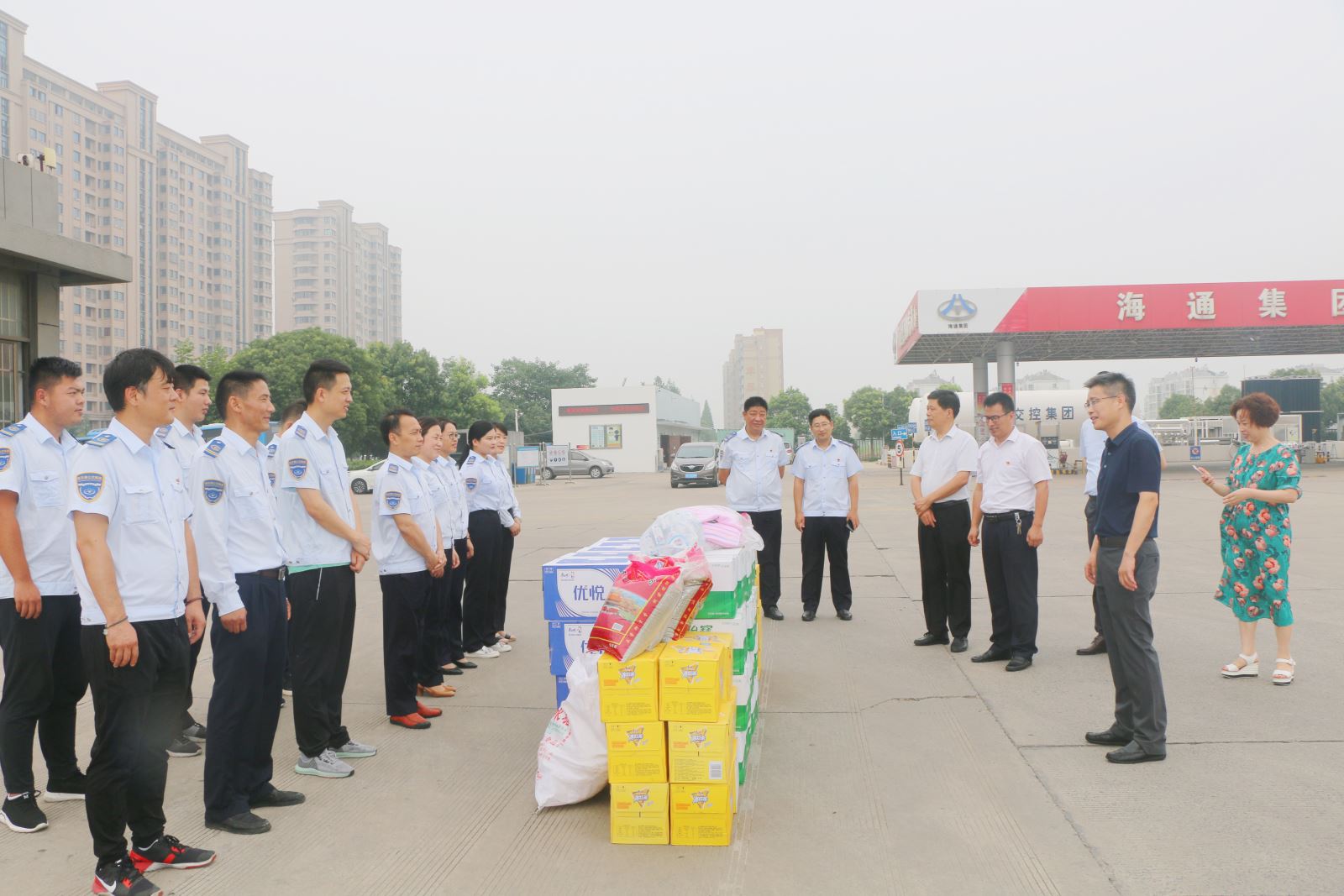 交通控股集團領(lǐng)導深入公交一線(xiàn)為職工“夏送清涼”