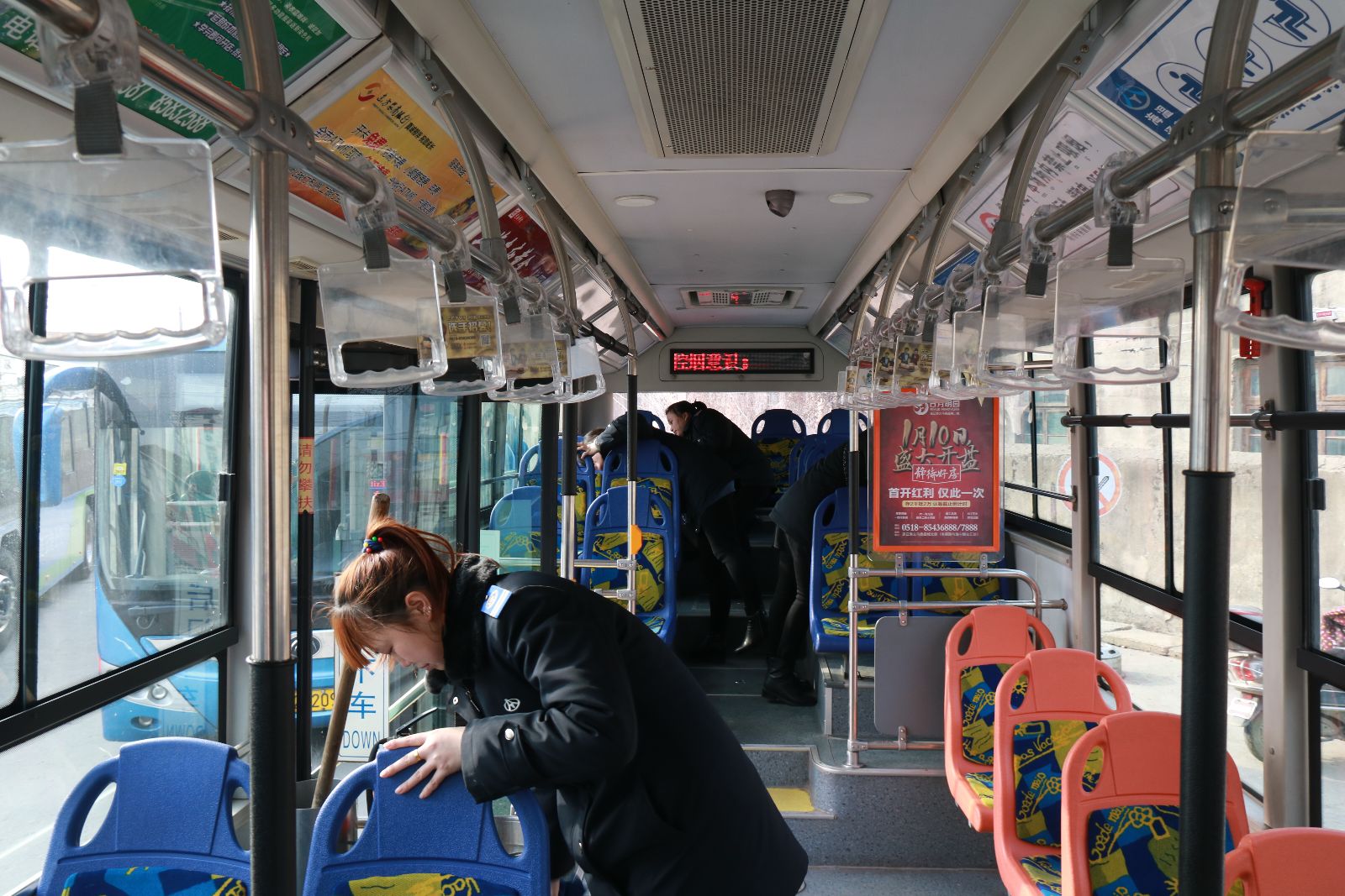 公交海州公司開(kāi)展慶“三八婦女節”義務(wù)清理車(chē)廂衛生活動(dòng)