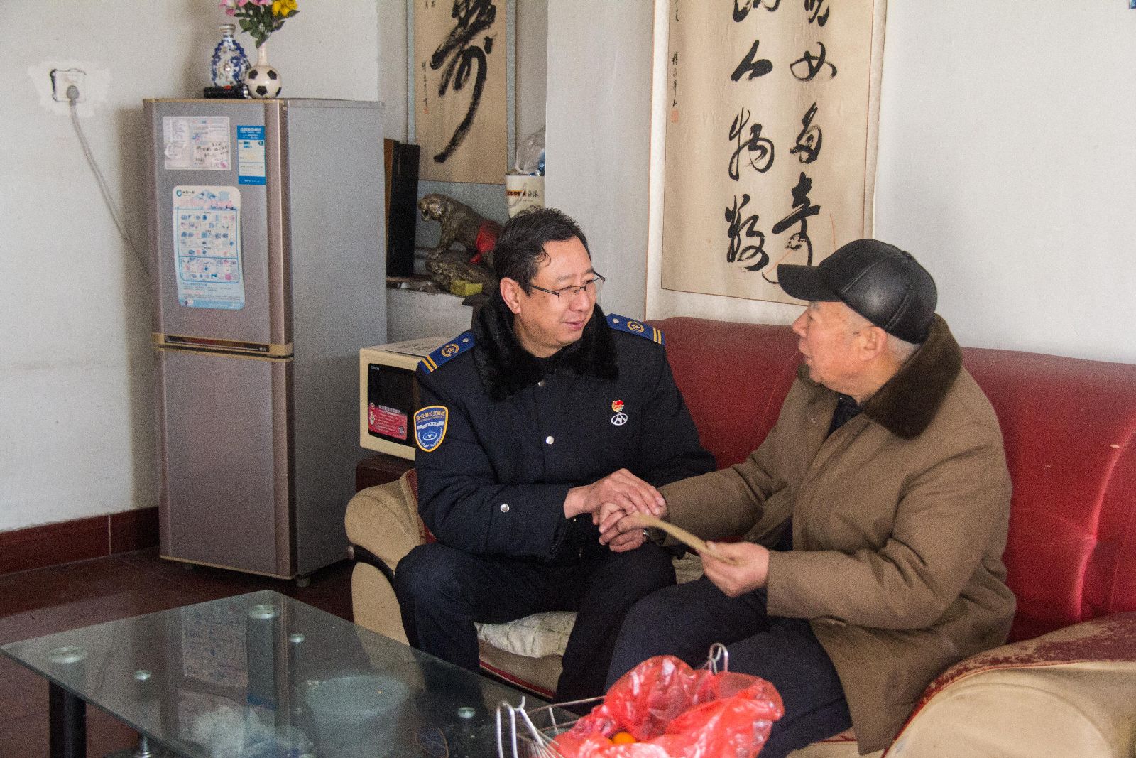 公交集團走訪(fǎng)慰問(wèn)軍轉干部