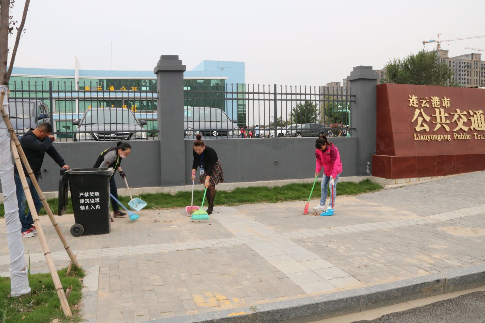 公交集團組織開(kāi)展創(chuàng  )衛衛生大掃除工作