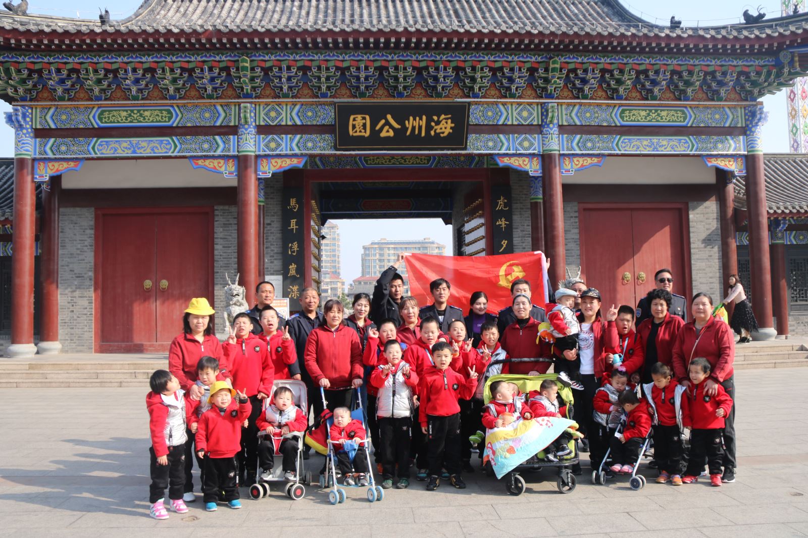 公交集團快速公交事業(yè)部黨員走進(jìn)福利院開(kāi)展志愿服務(wù)