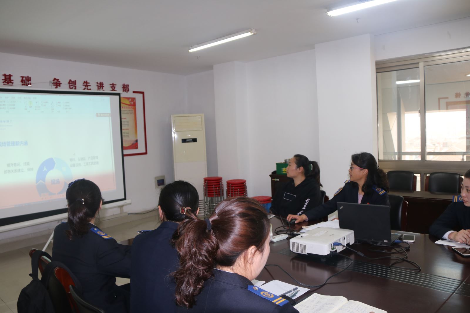 公交集團快速公交事業(yè)部開(kāi)展站務(wù)組長(cháng)現場(chǎng)管理知識培訓