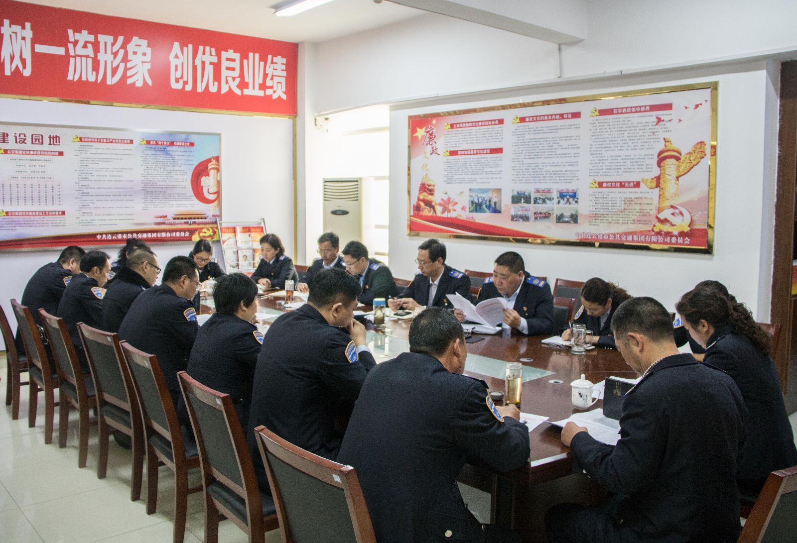 公交集團召開(kāi)清明小長(cháng)假運輸保障會(huì )議