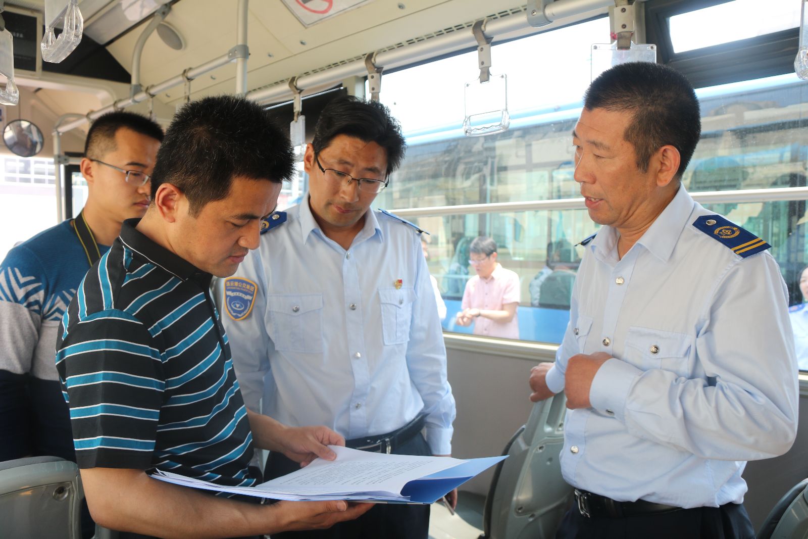 市交通局運管處領(lǐng)導來(lái)到海州客運站檢查公交創(chuàng  )文工作