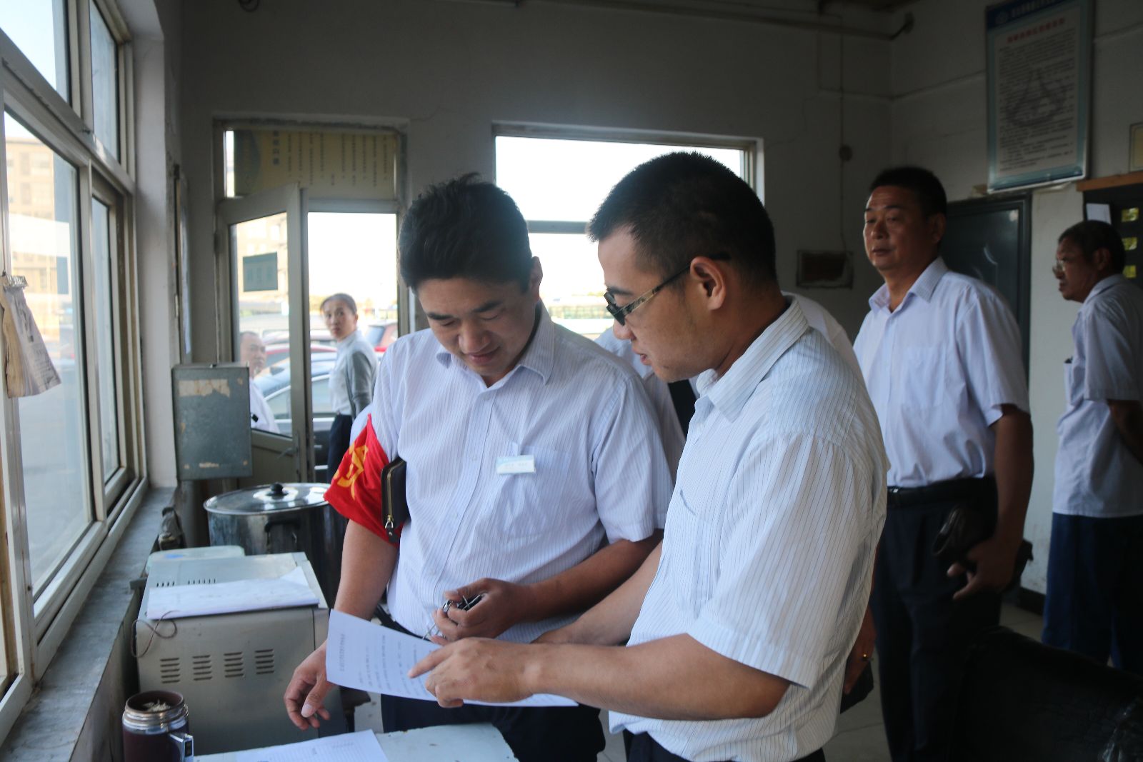 公交快速公司B12誠信文明線(xiàn)駕駛員簽訂承諾書(shū)