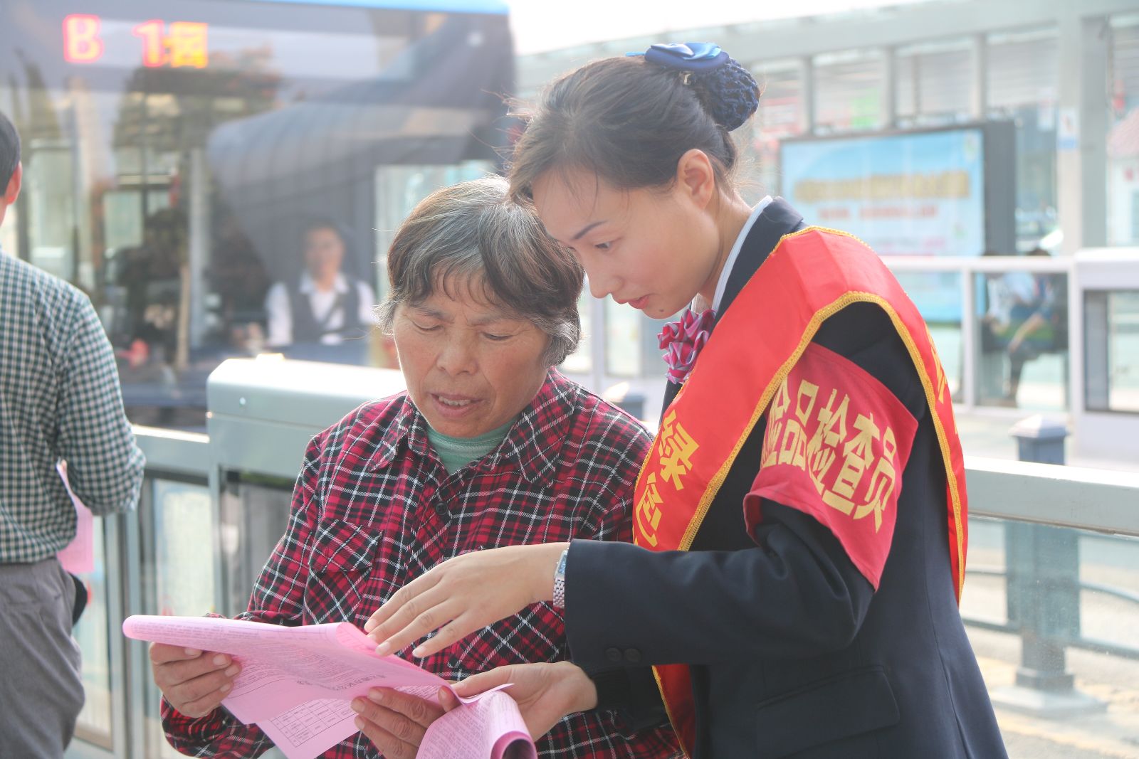 公交快速公司開(kāi)展“老年乘客乘坐B(niǎo)RT注意事項”主題宣傳活動(dòng)