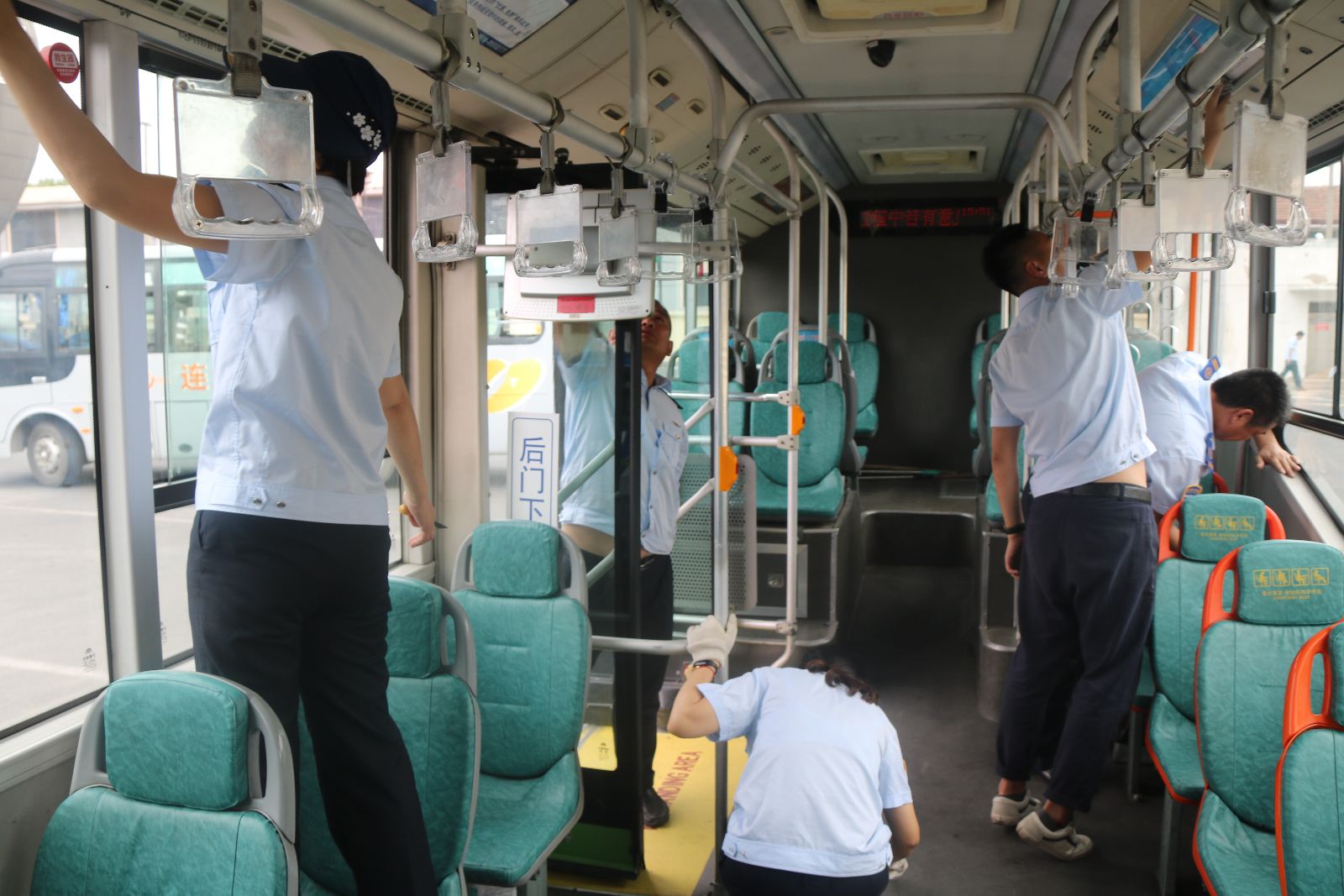 公交快速公司黨支部開(kāi)展“七一”黨員打掃車(chē)輛志愿服務(wù)活動(dòng)