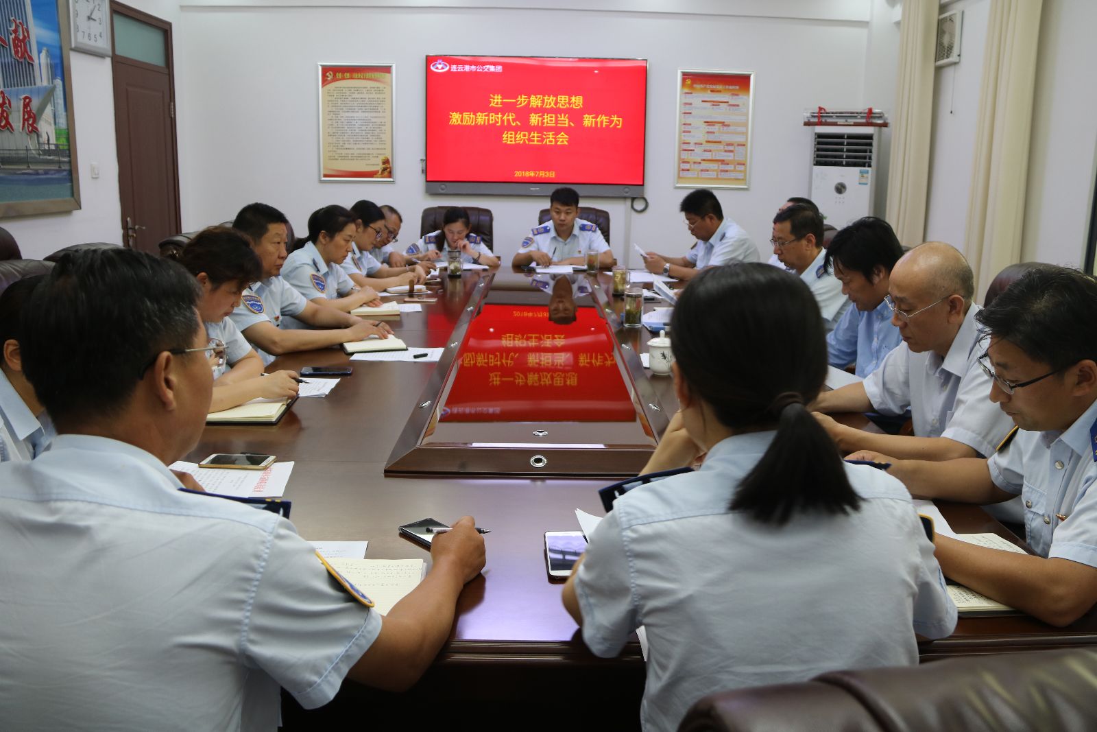 公交集團機關(guān)黨總支召開(kāi)“進(jìn)一步解放思想，激勵新時(shí)代新?lián)斝伦鳛椤睂?zhuān)題組織生活會(huì )