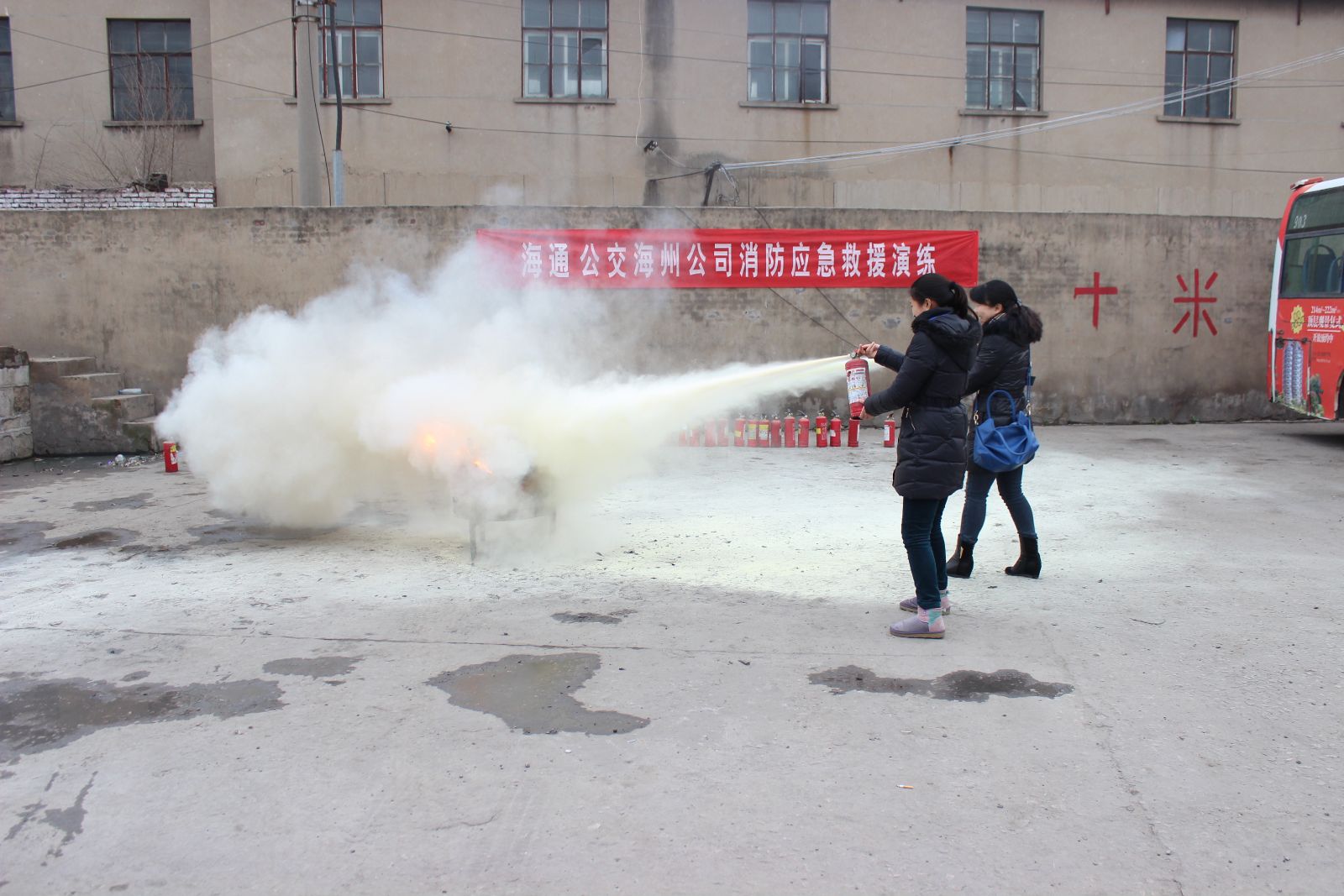 海通公交海州分公司開(kāi)展消防安全應急救援演練
