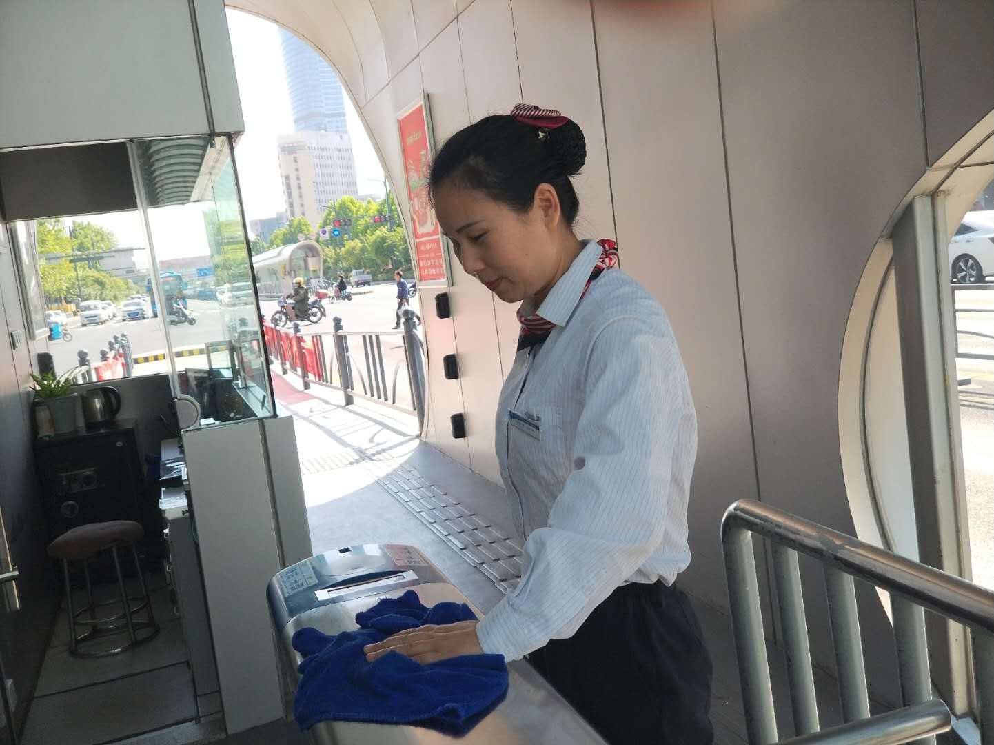 公交集團站務(wù)員堅守崗位助老人，優(yōu)質(zhì)服務(wù)暖人心