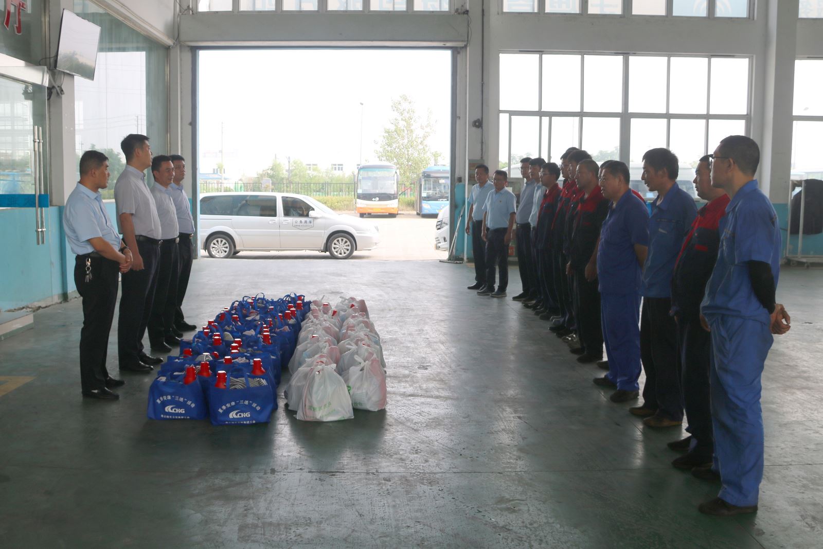 公交集團開(kāi)展“關(guān)愛(ài)職工 夏送清涼” 慰問(wèn)活動(dòng)