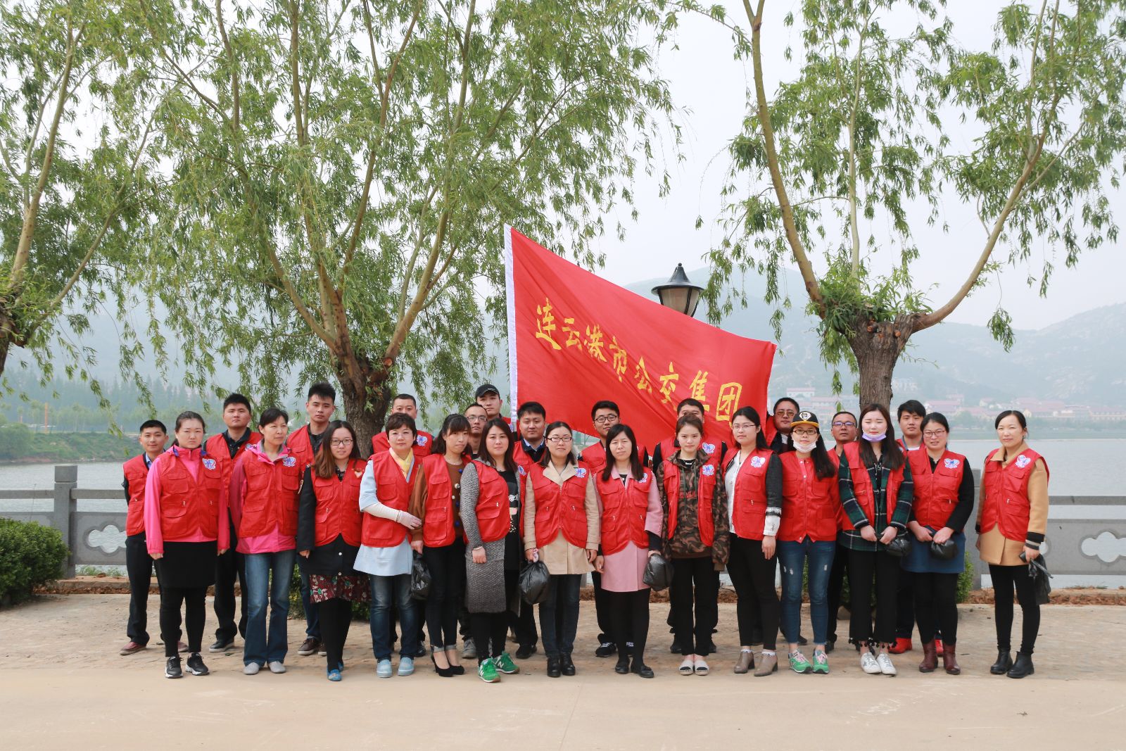 公交集團組織開(kāi)展志愿環(huán)?；顒?dòng)