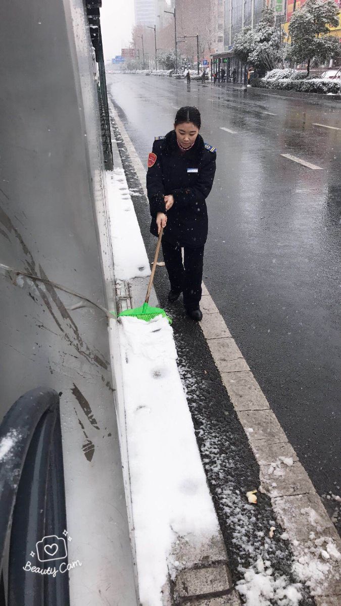 風(fēng)雪中的公交人