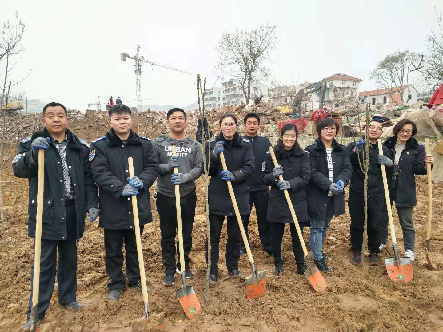 公交集團快速公交事業(yè)部黨員積極參加義務(wù)植樹(shù)活動(dòng)