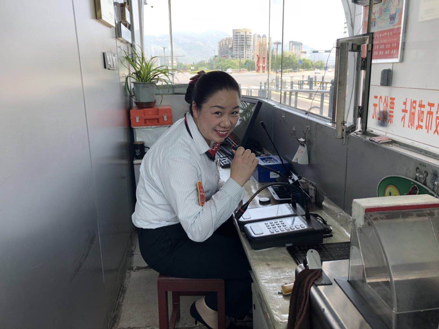 愛(ài)崗敬業(yè)的站務(wù)員掌靖茹