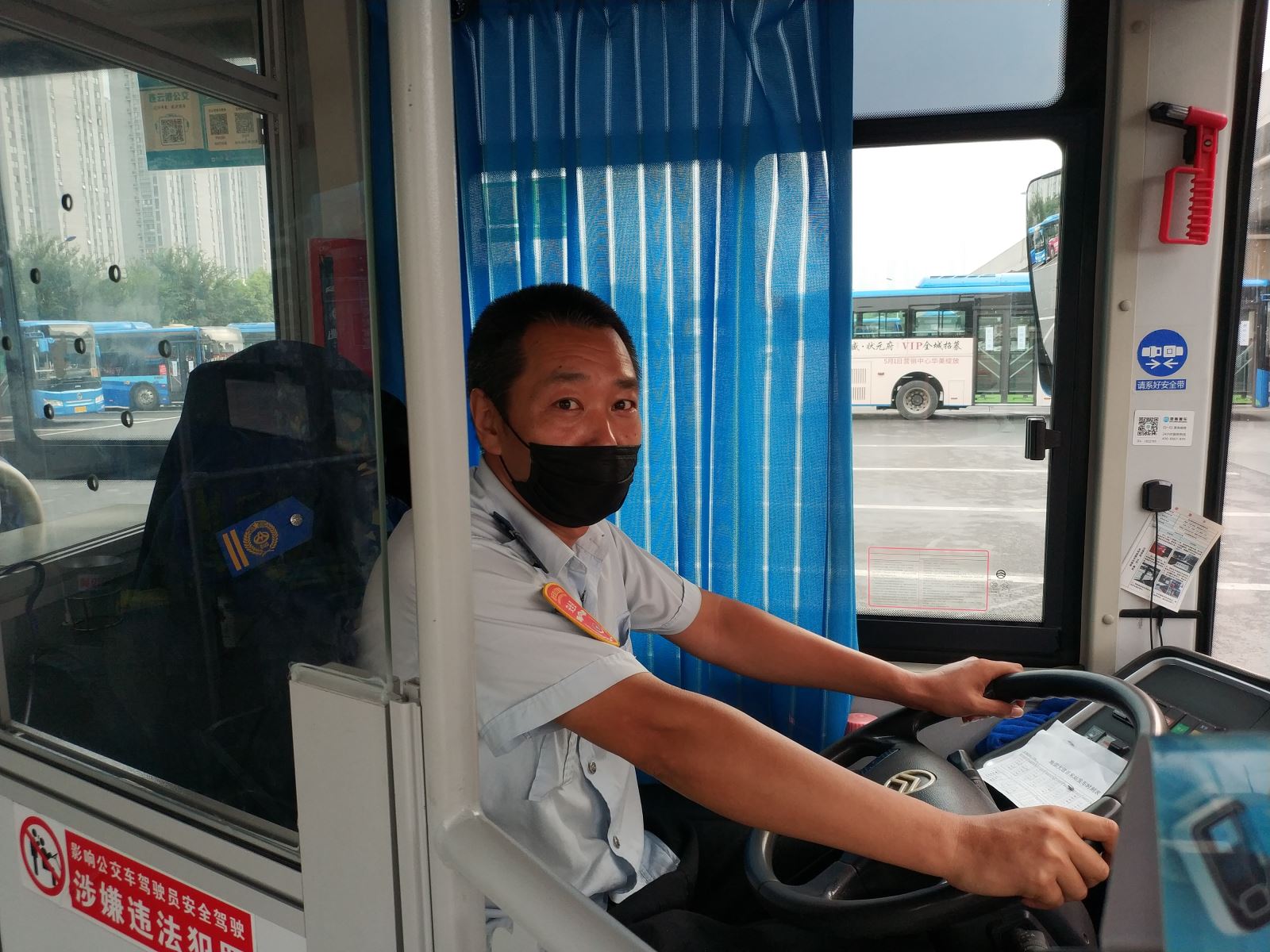 公交集團公交事業(yè)二部37路駕駛員孫衛東及時(shí)歸還乘客丟失的手機受表?yè)P