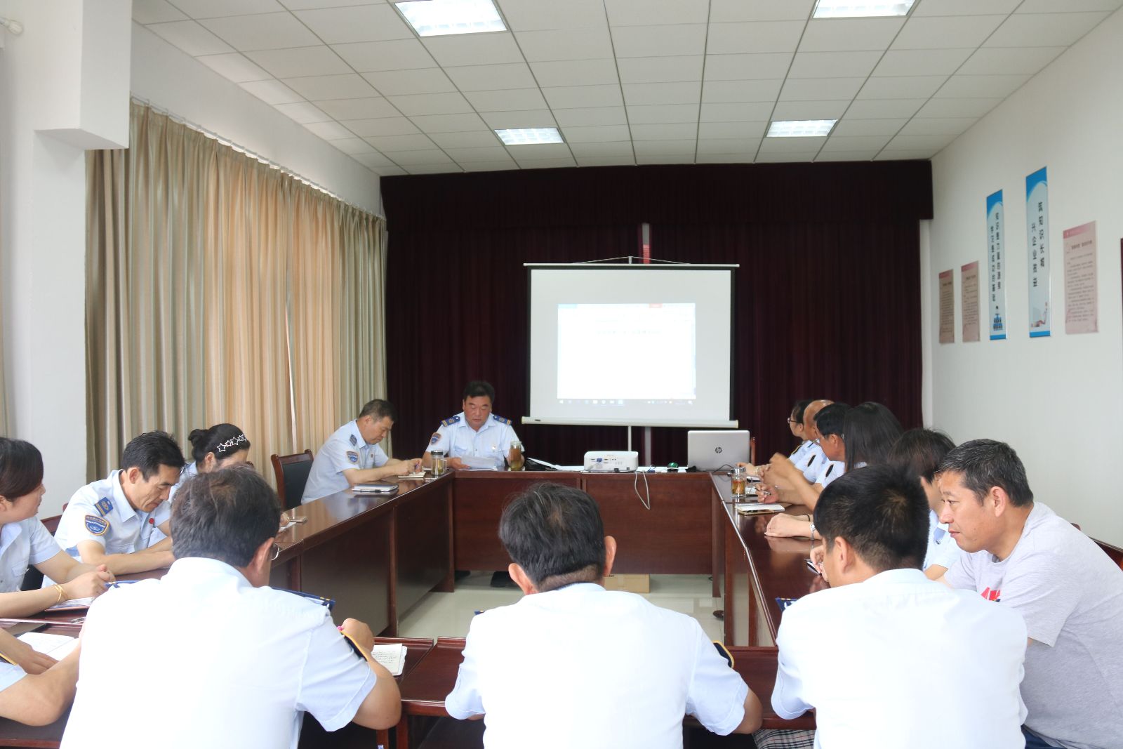 公交維修公司黨支部開(kāi)展道德講堂 用行動(dòng)鞏固提高創(chuàng  )文工作