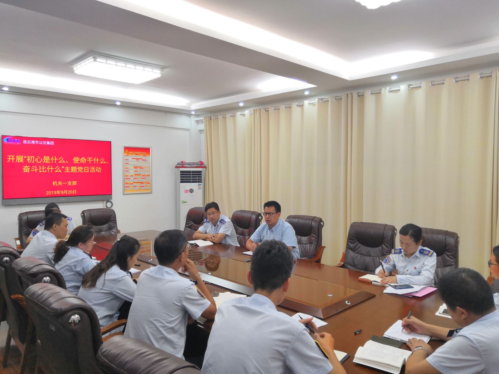 公交集團機關(guān)一、二黨支部開(kāi)展“初心是什么、使命干什么、奮斗比什么”主題黨日活動(dòng)