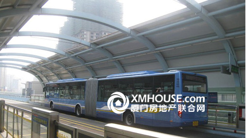 突出公交優(yōu)先 著(zhù)手打造“公交都市”