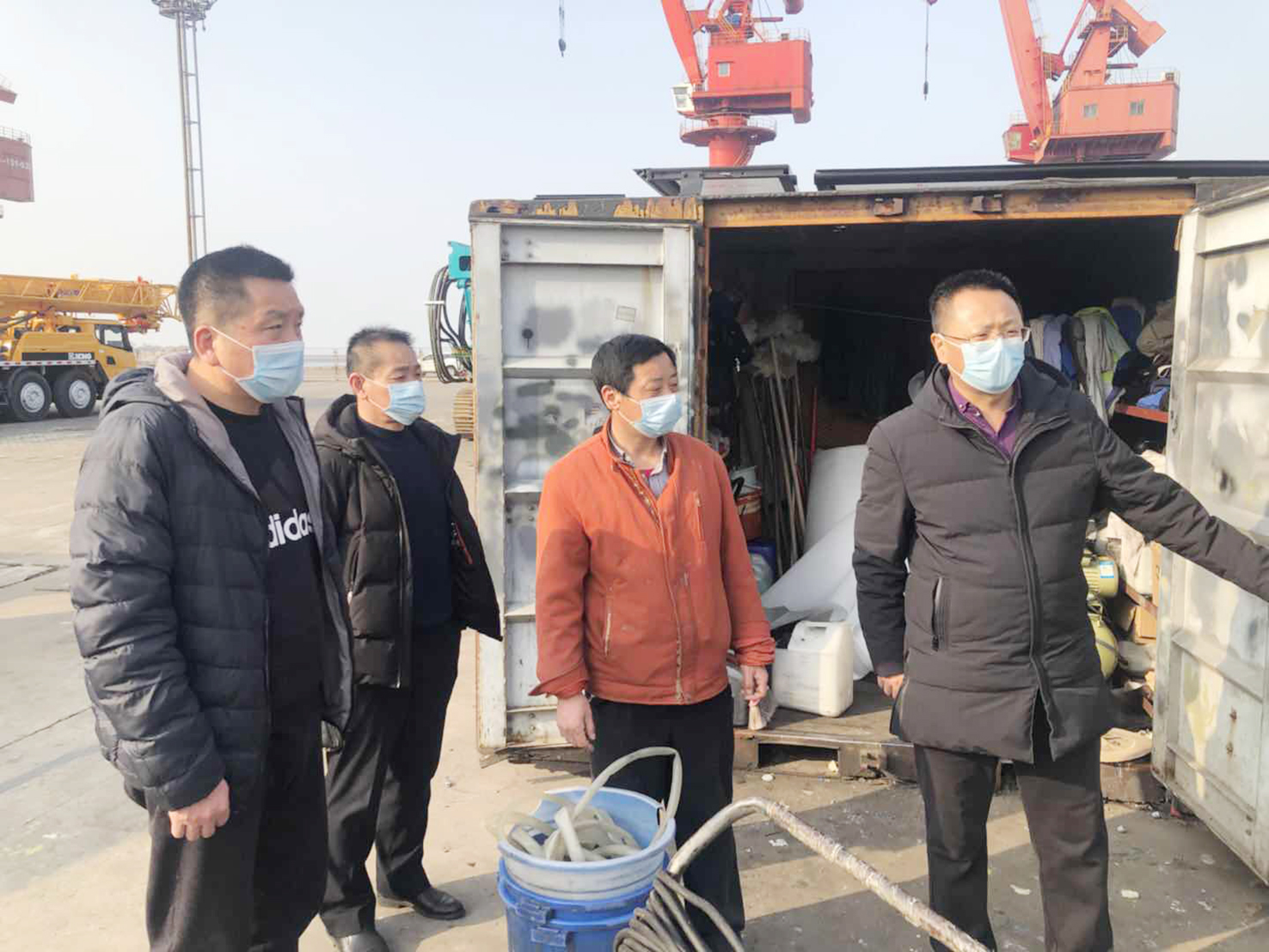 公交集團機務(wù)技術(shù)事業(yè)部領(lǐng)導班子集體，慰問(wèn)港口服務(wù)一線(xiàn)人員