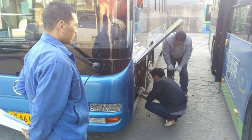 公交維修公司做好新車(chē)潤滑油加注工作