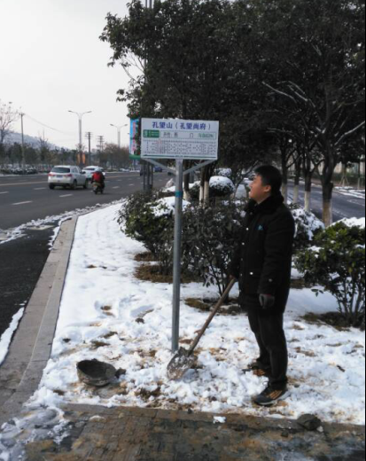 海通公交公司對市區公交站牌進(jìn)行全面排查整頓