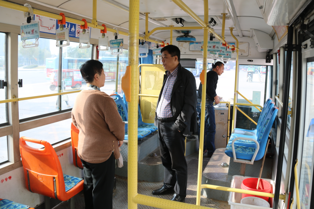 公交新浦公司重陽(yáng)節開(kāi)展“敬老”活動(dòng)