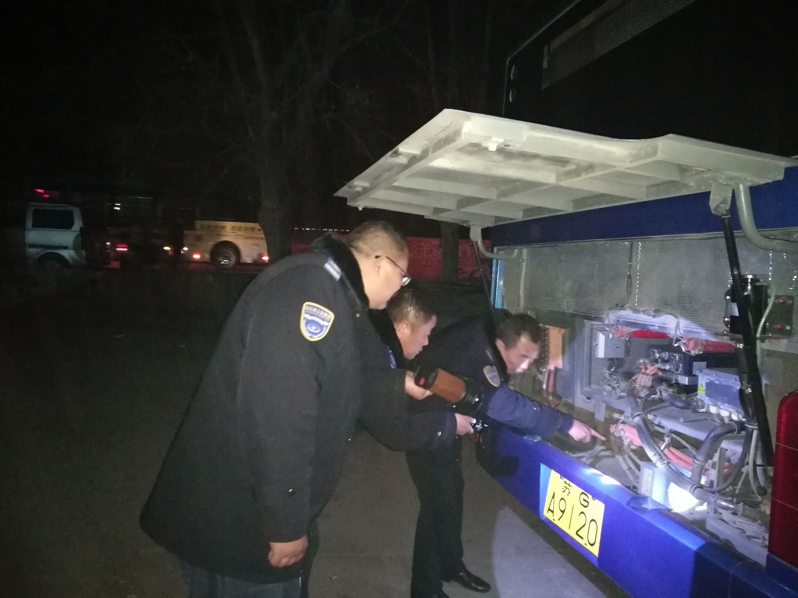 公交海州公司認真開(kāi)展“事故隱患排查月”夜查活動(dòng)