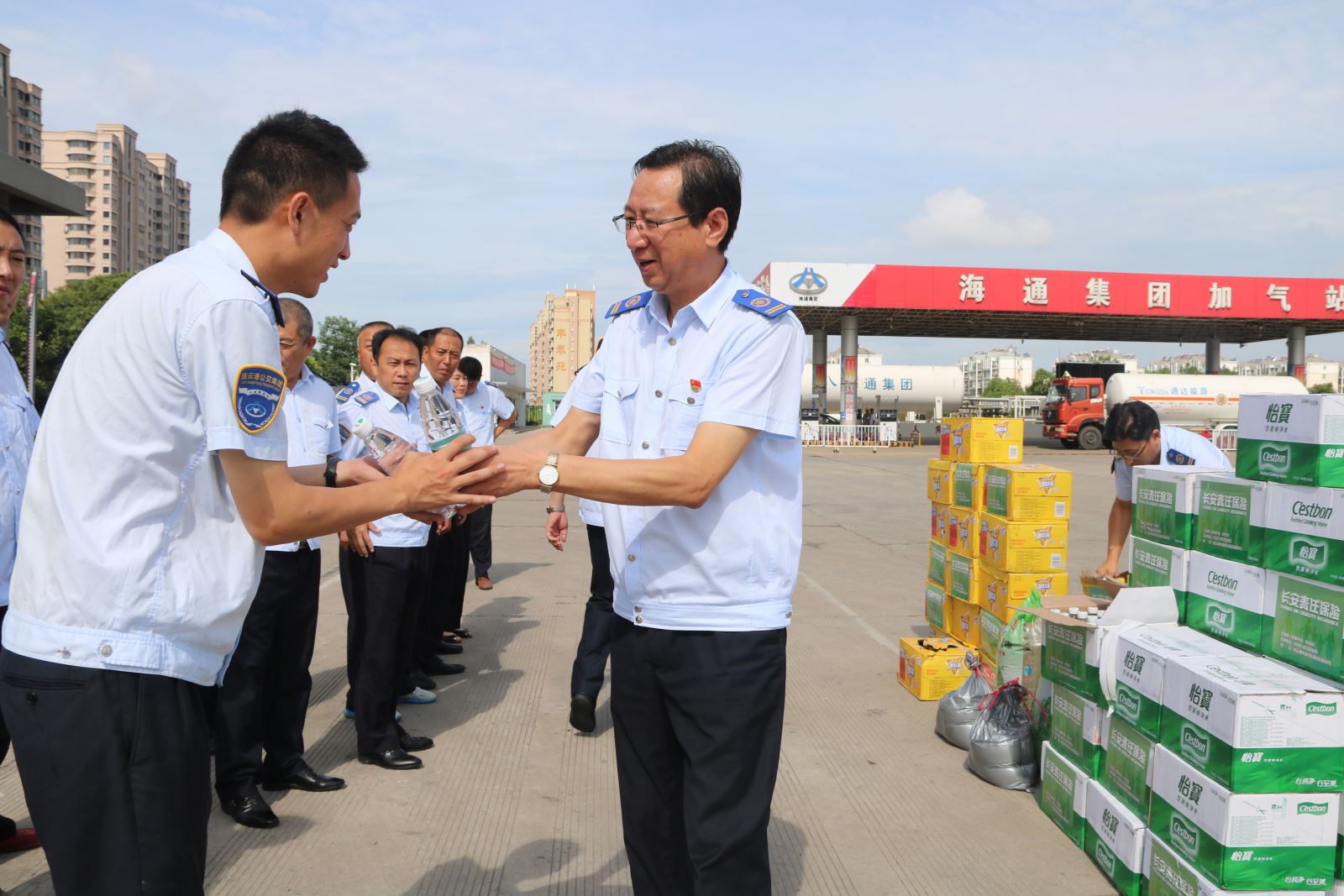 致敬高溫下的公交人（一）：太陽(yáng)很烈，你們很美！