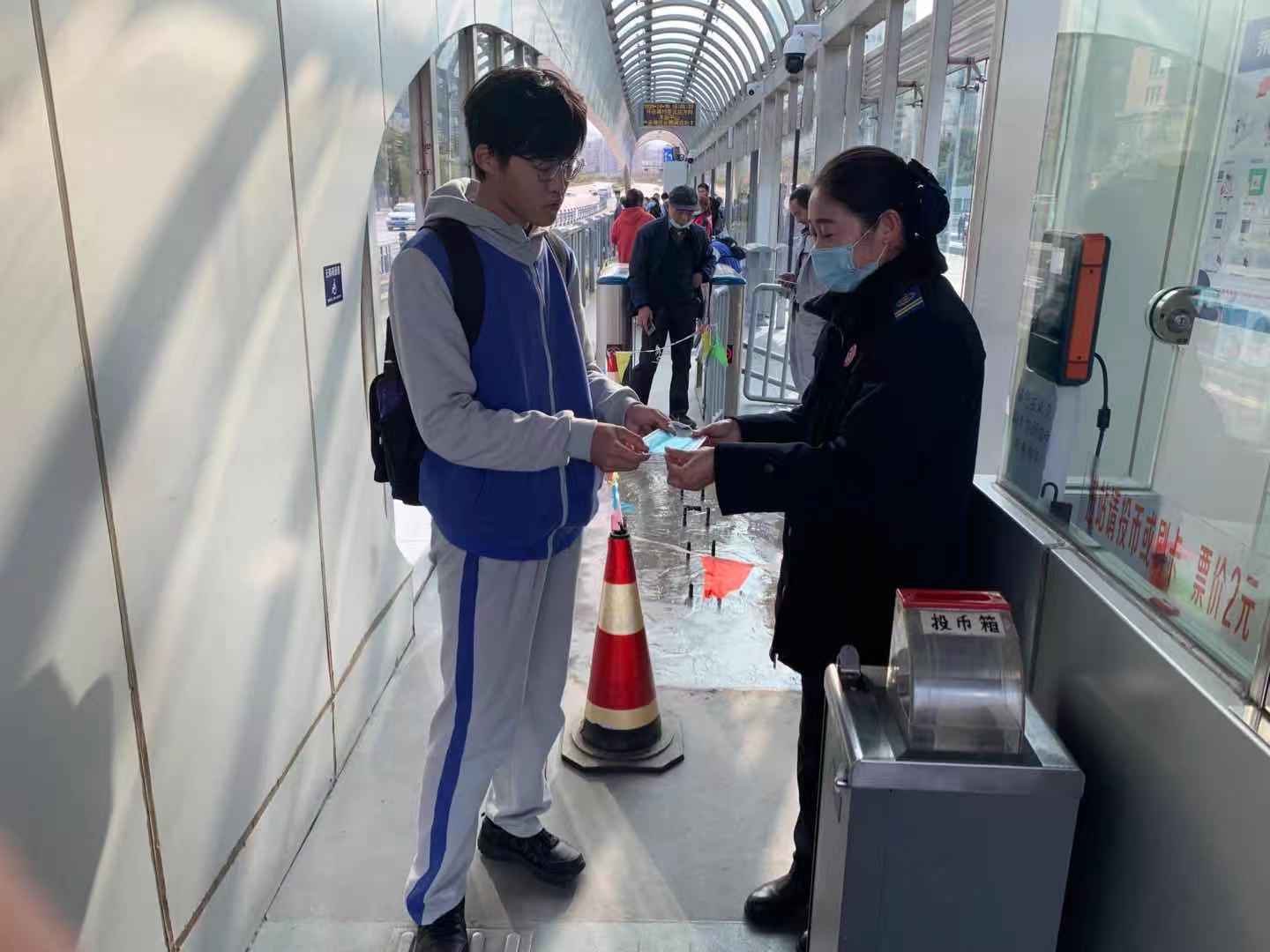 快速公交事業(yè)部站務(wù)員惠培榮幫助乘客獲感謝