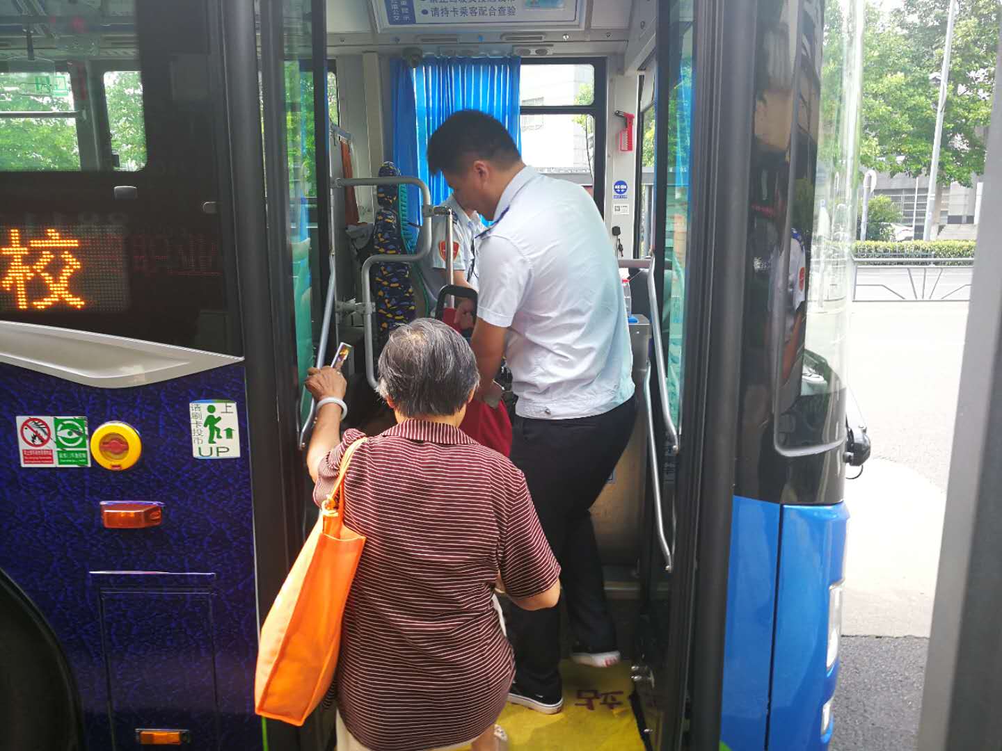 公交集團全力做好“非標三四輪車(chē)”集中整治行動(dòng)期間公交線(xiàn)路運營(yíng)調整保障工作