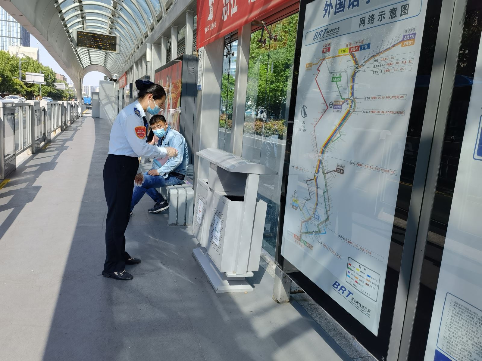 快速公交事業(yè)部站務(wù)員王慧、田玲幫助乘客找到丟失的物品獲感謝