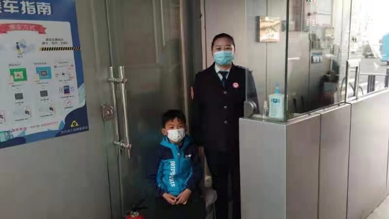 快速公交事業(yè)部站務(wù)員王旋幫助走丟的孩子尋找家人獲感謝