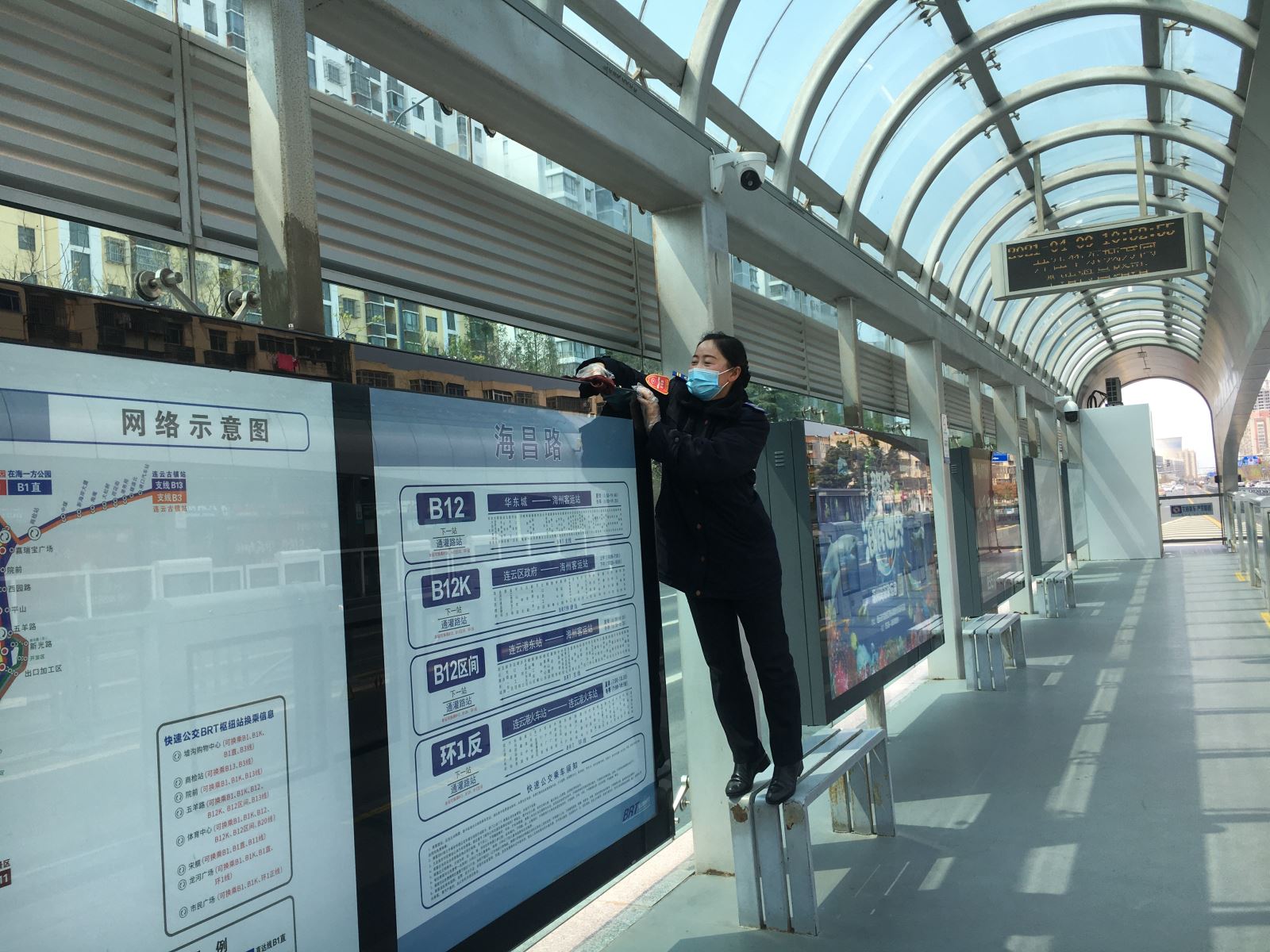 快速公交事業(yè)部站務(wù)員范娟熱情幫助乘客獲感謝