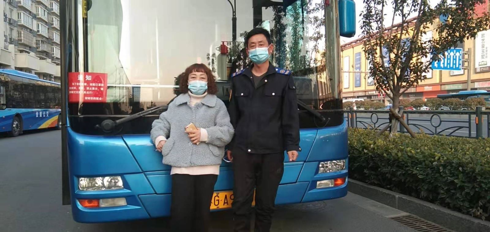 快速公交事業(yè)部B1K駕駛員陶波 拾金不昧獲乘客表?yè)P